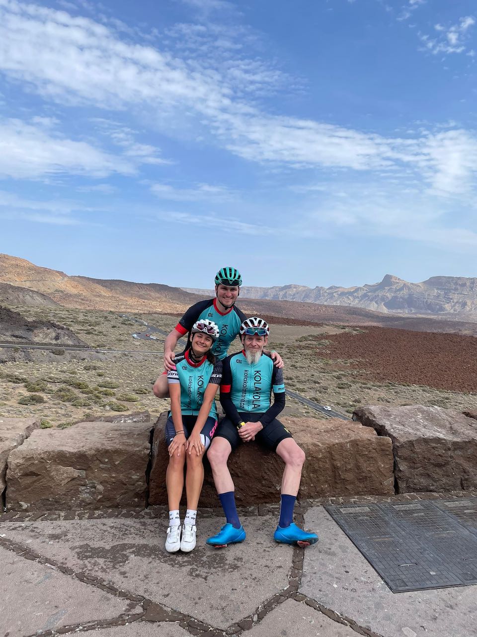 S Marťasem a Cyklodědkem pod lanovkou na Mount Teide, Tenerife. Únor 2022.